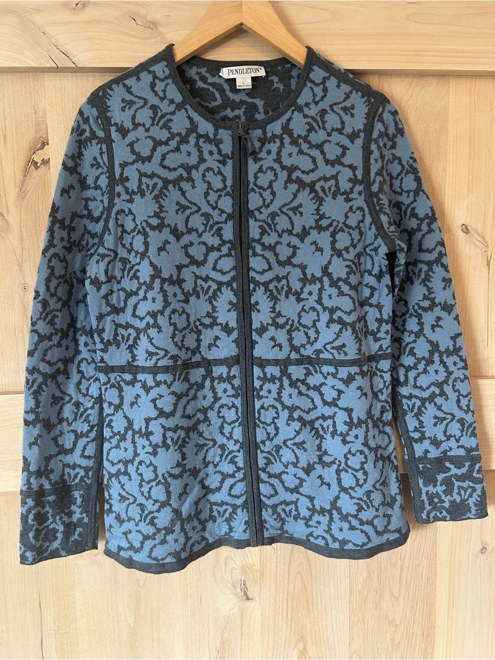 Pendleton Women’s Blue charcoal Patterned 100% merino wool Zip cardigan, Large